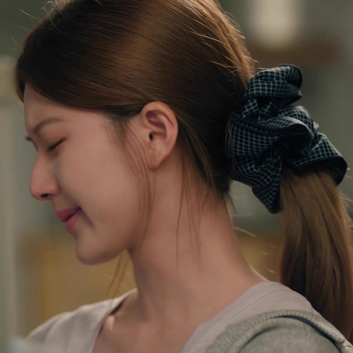 The same black checkered double-layer large intestinal hair band, oversized hair flower, Korean-style hair tie and low ponytail headwear as Zhao Lusi and Xu Yan Specification image