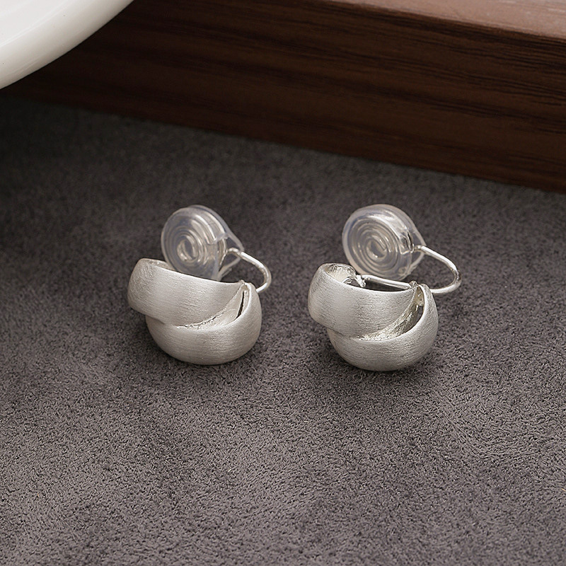 The metal brushed stud earrings feature a unique design for women, exuding a sense of sophistication and individuality. They are simple and versatile for daily commutes Application Scenario