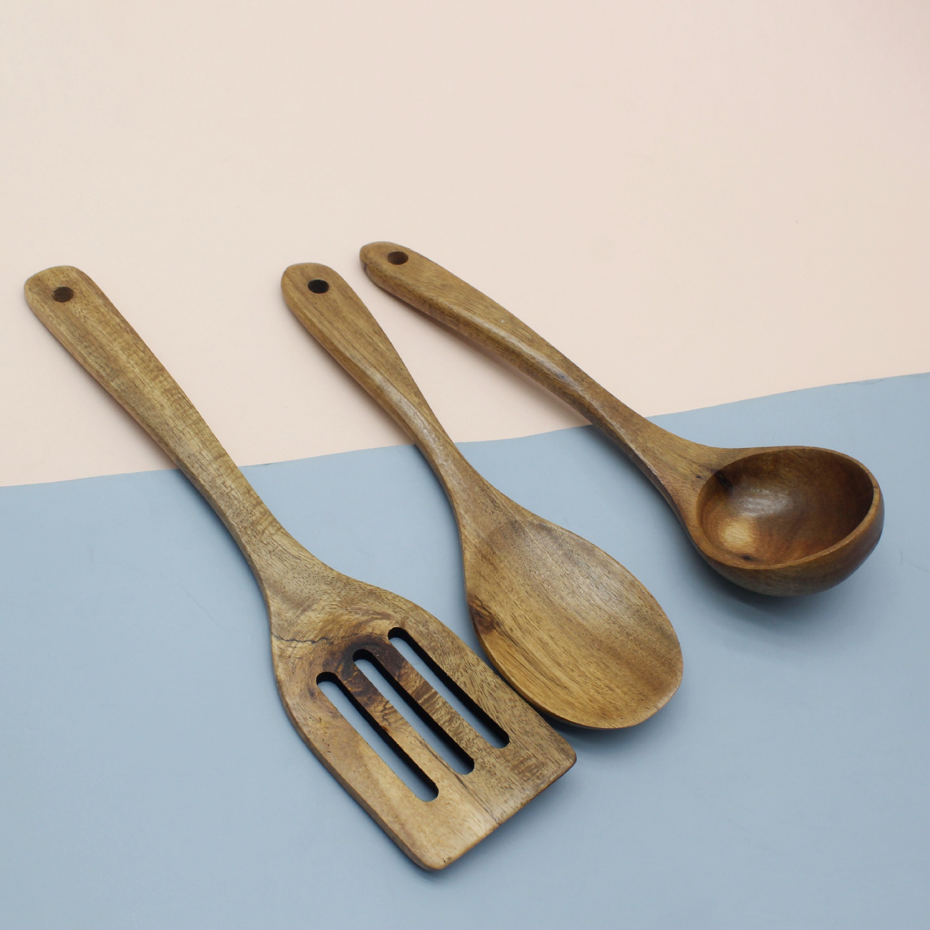 The wooden cooking spoon and spatula for the kitchen can handle everything from stir-frying to making soup, boiling, stewing and deep-frying in one go. It can also drain oil and water, and is not tiring to hold for a long time details Picture