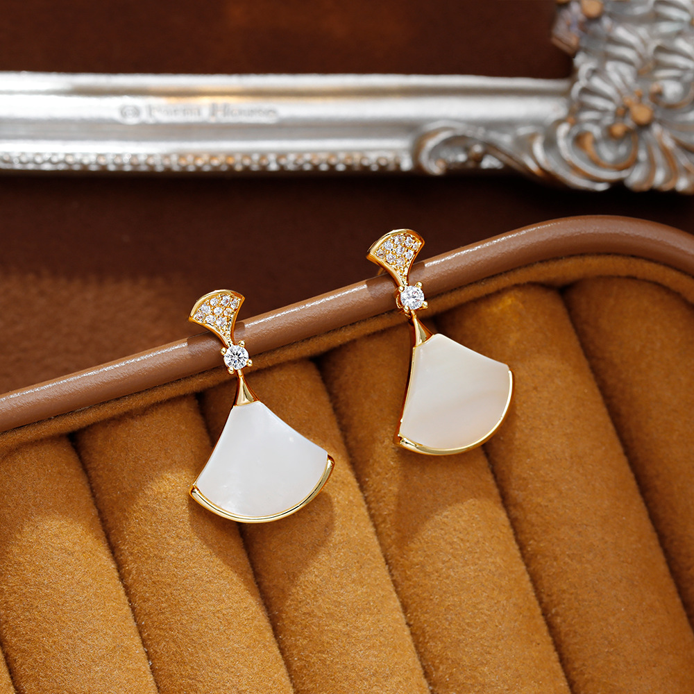 Hyacinth francés fresco suave abanico de conchas pendientes con diamantes moda ligera extravagancia simplicidad diseño de nicho sentido de múltiples accesorios de oído