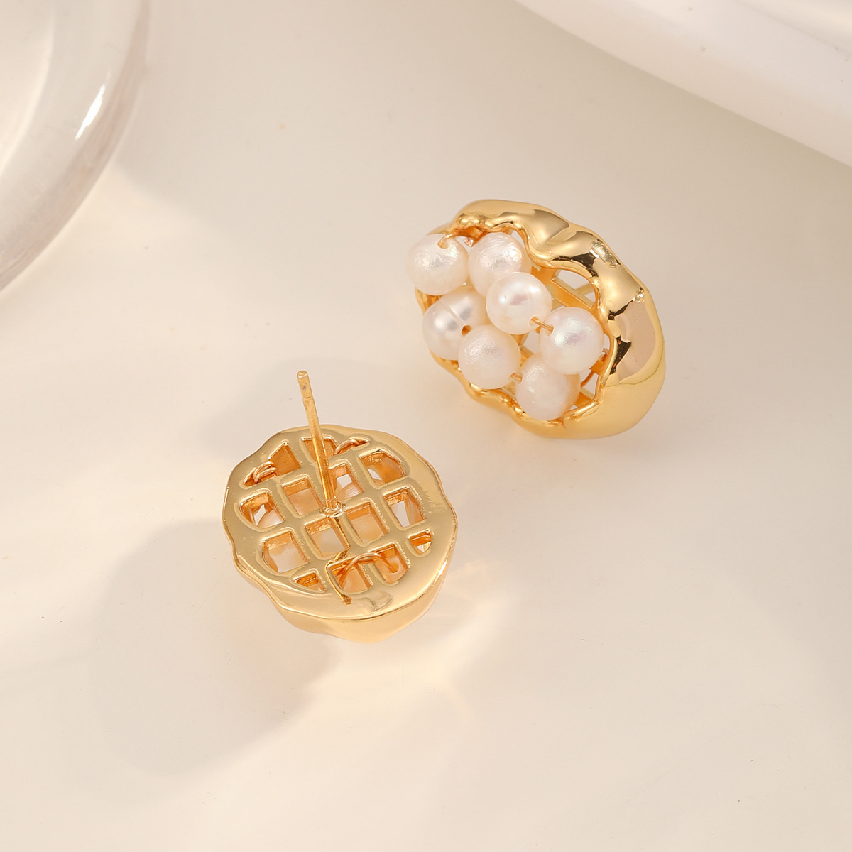 Nasha Cross-border exclusive French retro metal freshwater pearl earrings, women's oval cutout design, high-end earrings Application Scenario