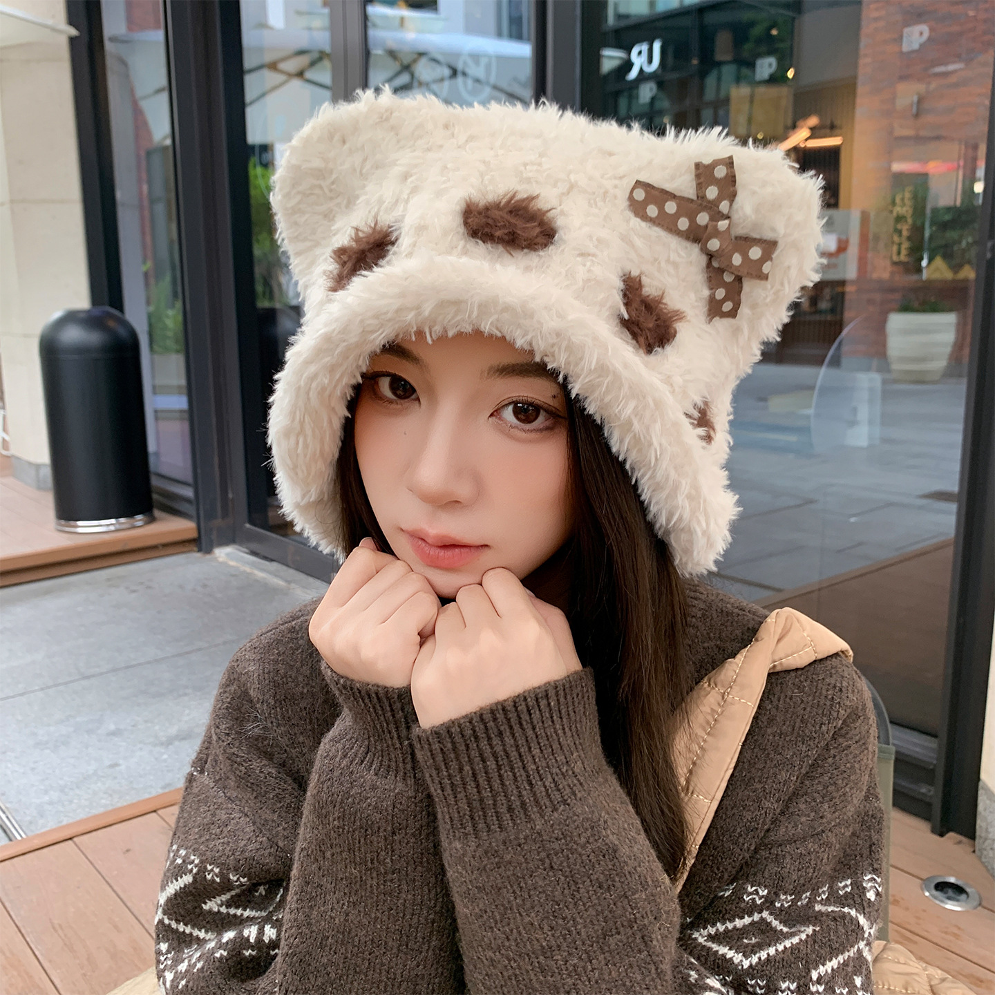 The 2025 new style of bear ear bow plush hat for women's season shows off the face. It's a small ear-protecting Lei Feng hat that keeps the ears warm