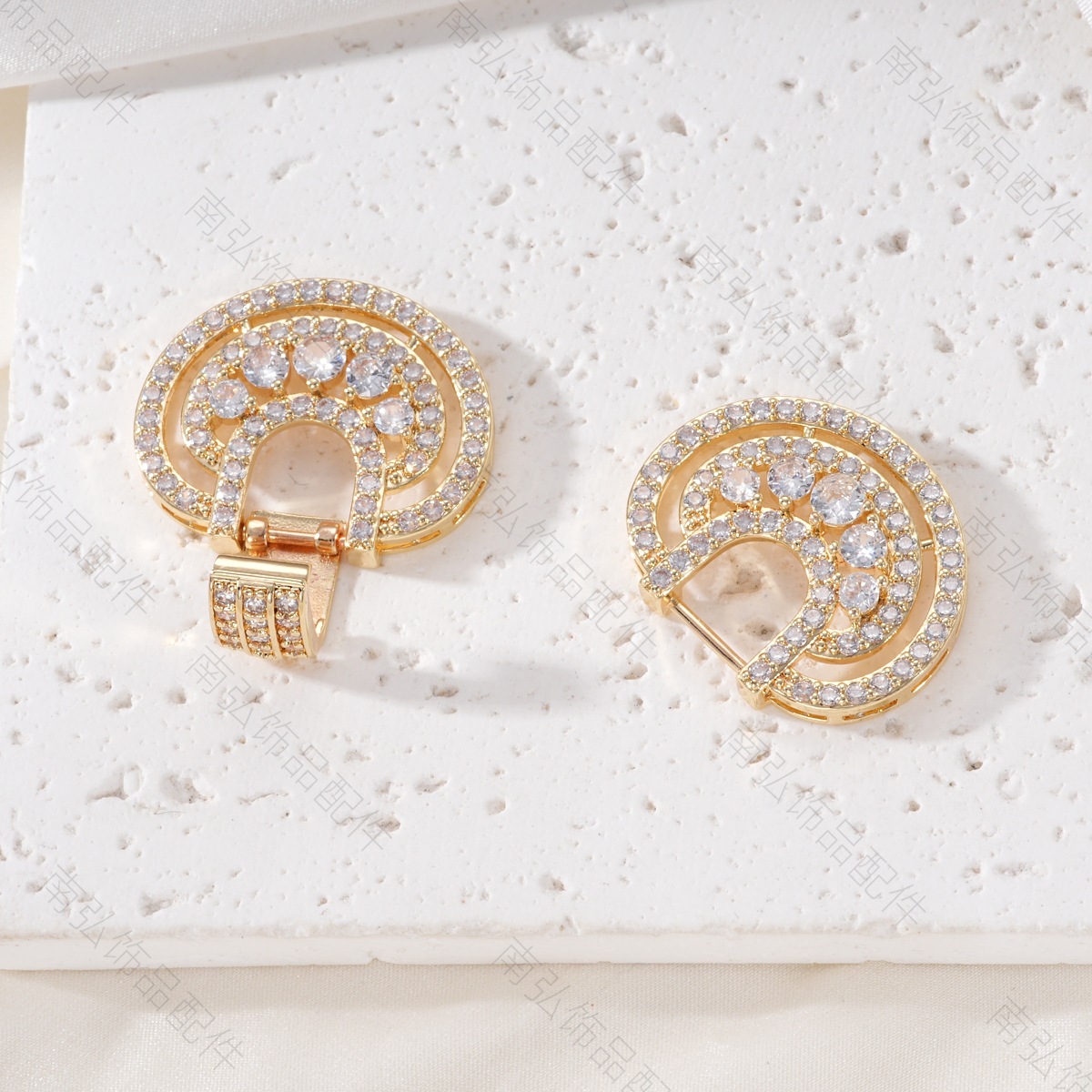 Pearl necklace clasp, copper-plated with real gold and zirconium-inlaid with mushrooms, large universal clasp, high-end and color-preserving DIY accessory Application Scenario