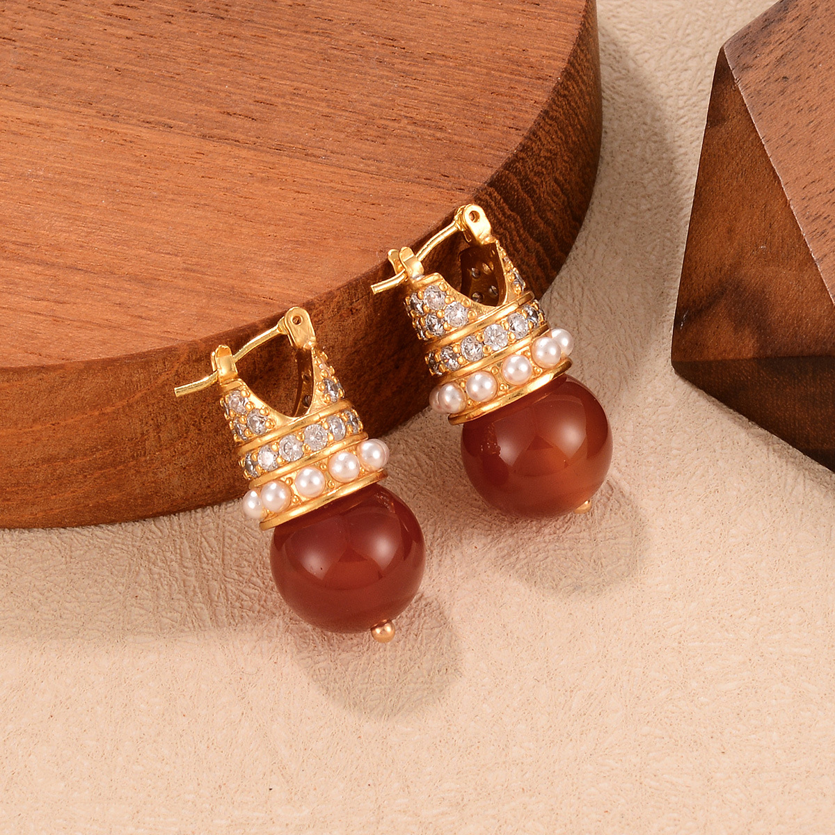 Maillard retro C-shaped earrings with tiger's eye stone design, a niche vintage fashionable and simple coffee-colored earrings details Picture