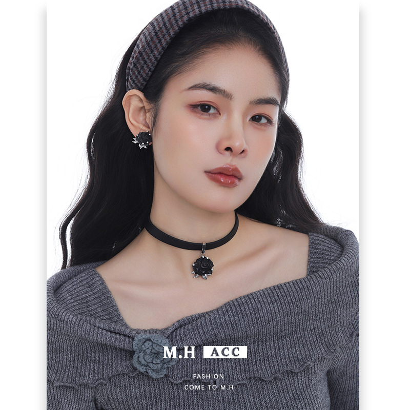 Wooden rose flower choker necklace for women, sweet and cool style, unique original design, niche personality necklace Specification image