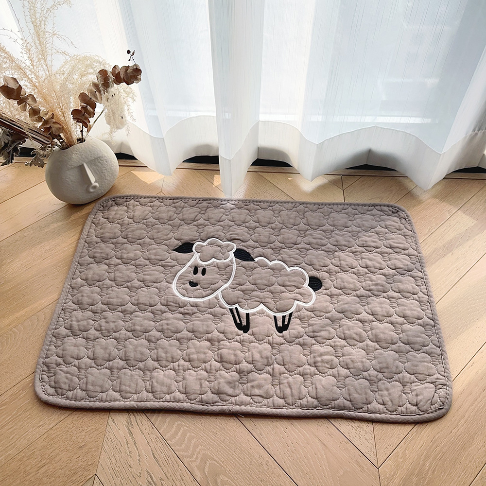 Korean-style patchwork embroidered floor MATS, quilted absorbent and anti-slip foot MATS, kitchen chair MATS, cotton embroidered thickened pet MATS Application Scenario