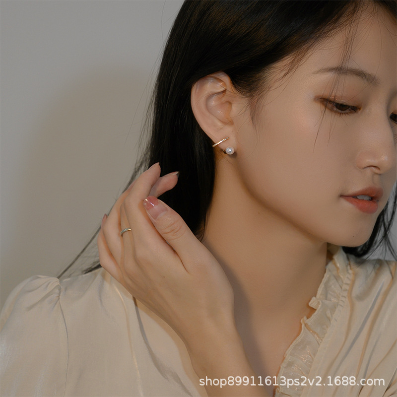 The design sense of the niche pearl stud earrings is simple and elegant for women. It is a versatile and fashionable earring accessory for commuting Application Scenario