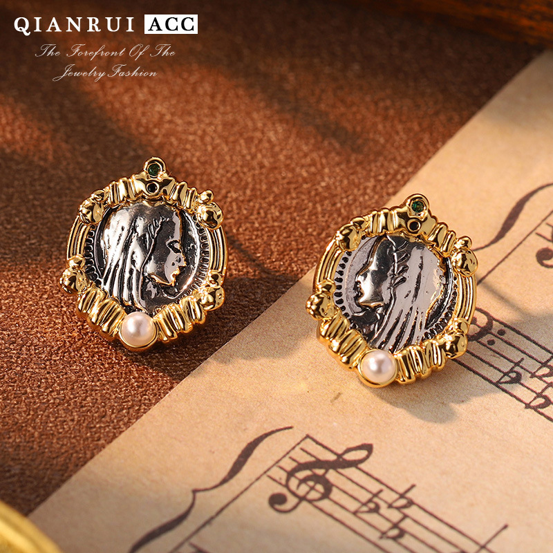 New original design European and American retro human head stud metal feel earrings, cold style earrings, French style