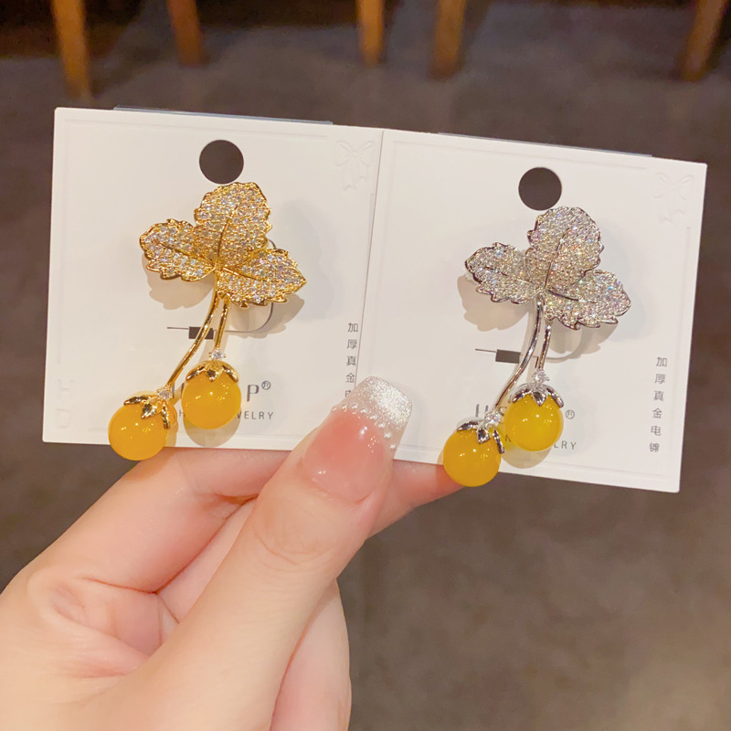 French-style exquisite, fashionable and retro brooch, slightly inlaid with zirconium leaves and yellow agate tassels, unique and distinctive design sense
