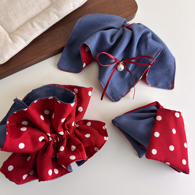 Fairy-tale-like red and blue contrasting hair bands, denim blue and red polka dot double-sided hair accessories, sweet and niche school-style hair accessories Application Scenario