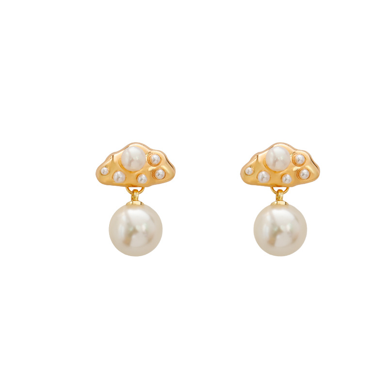 Hyacinth's original design of round pearl pendant earrings is a fashionable, light luxury and high-end accessory for women. It has become a bestseller in Douyin live streaming Item Picture