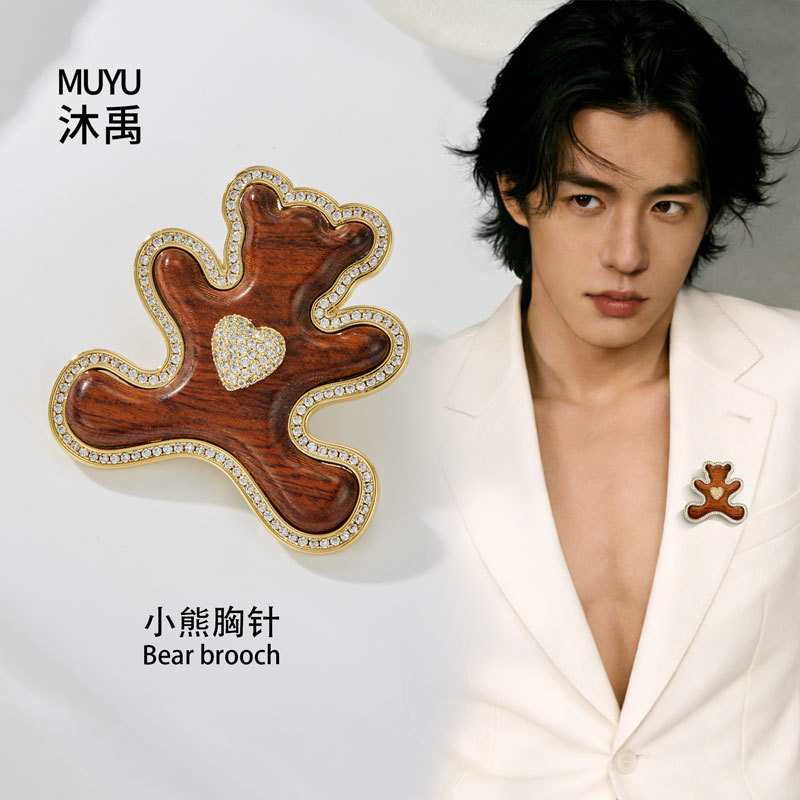 Original high-end wooden bear brooch, cute and adorable, copper alloy micro-inlaid zircon, real gold electroplated exquisite pin details Picture