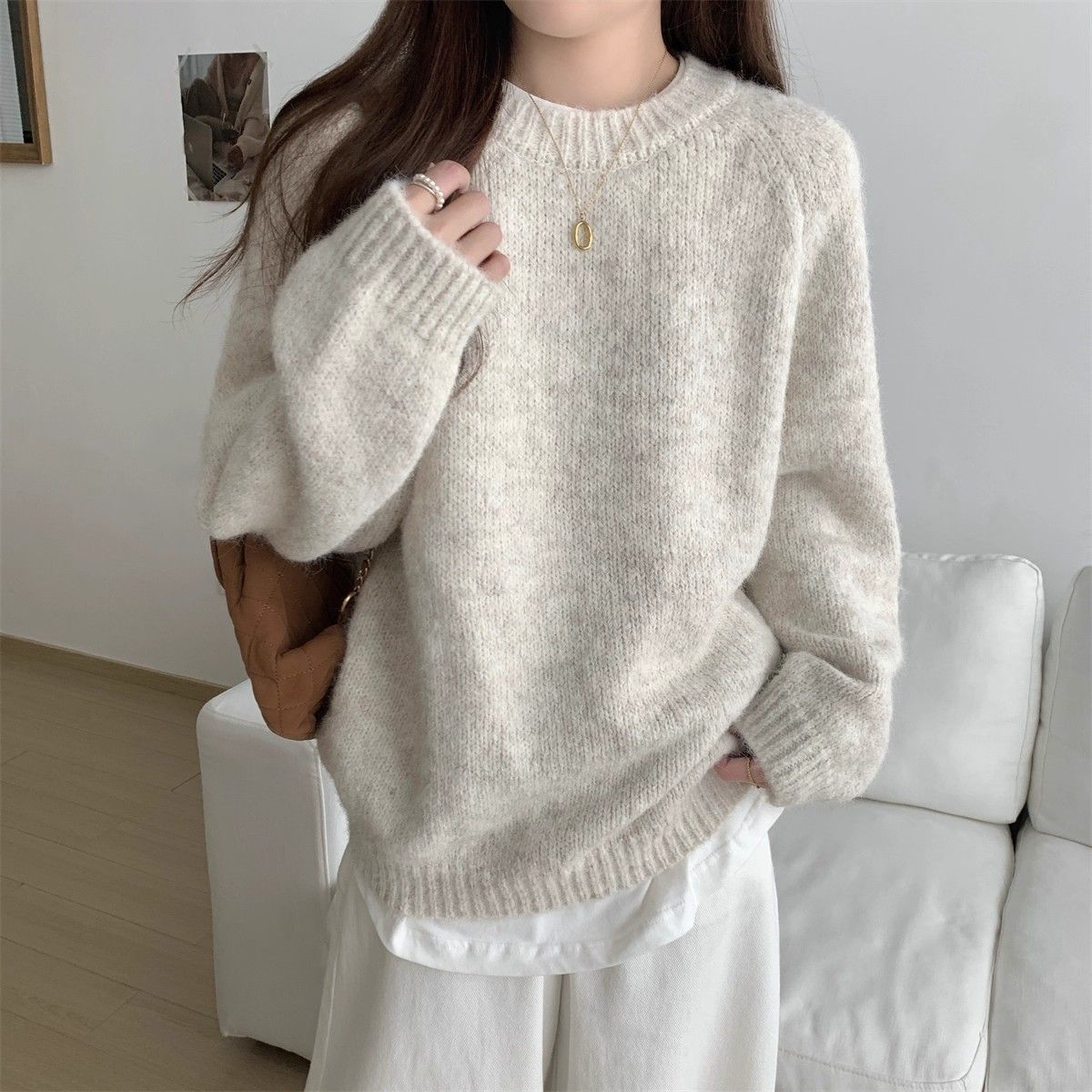 A laid-back oat sweater for women in the 2025 autumn and winter season, featuring a fashionable, soft and warm new look. It's a loose knitted pullover details Picture