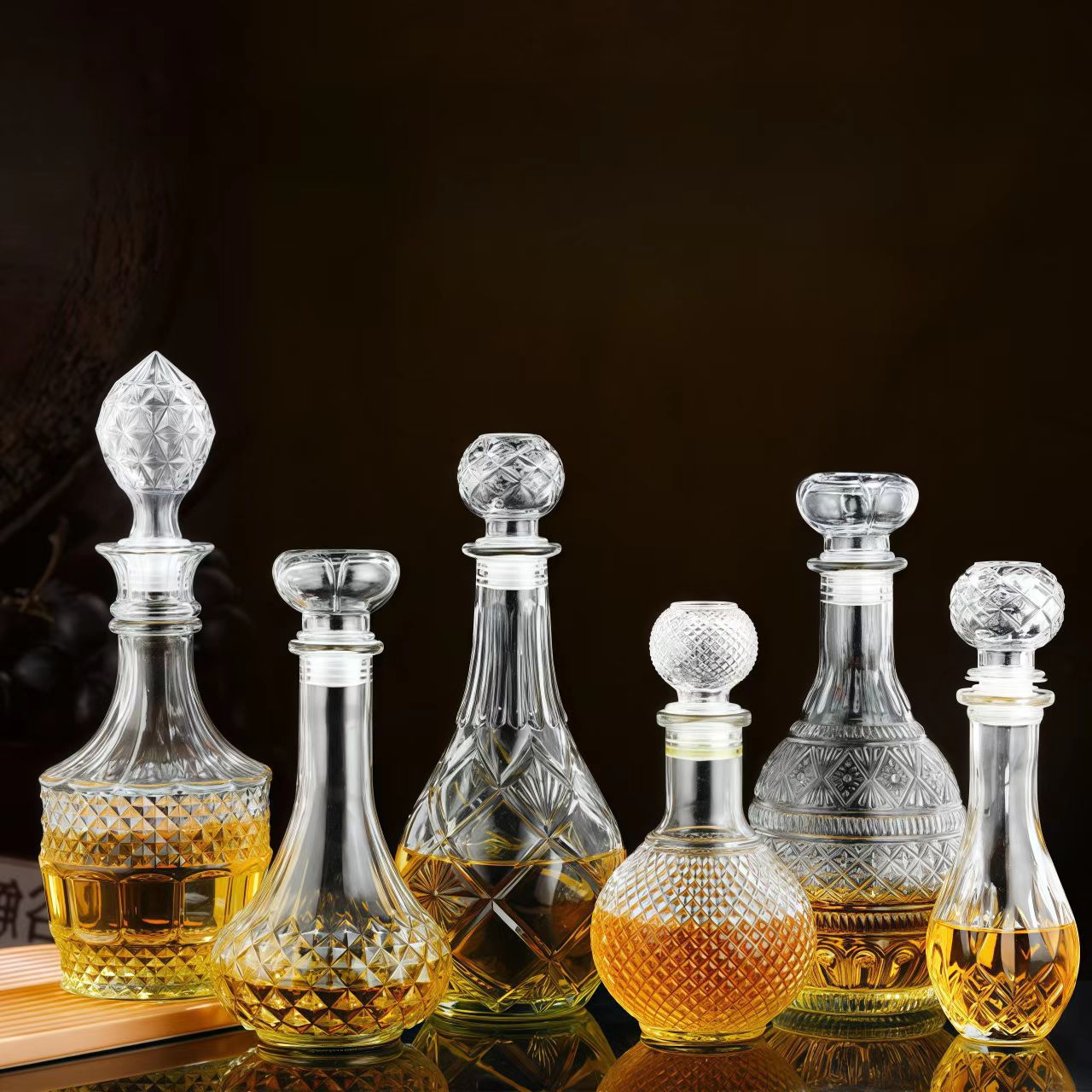 قارورة زجاجية مزخرفة بالزجاج تحتوي على زجاجة خمر فارغة من نبيذ الويسكي details Picture