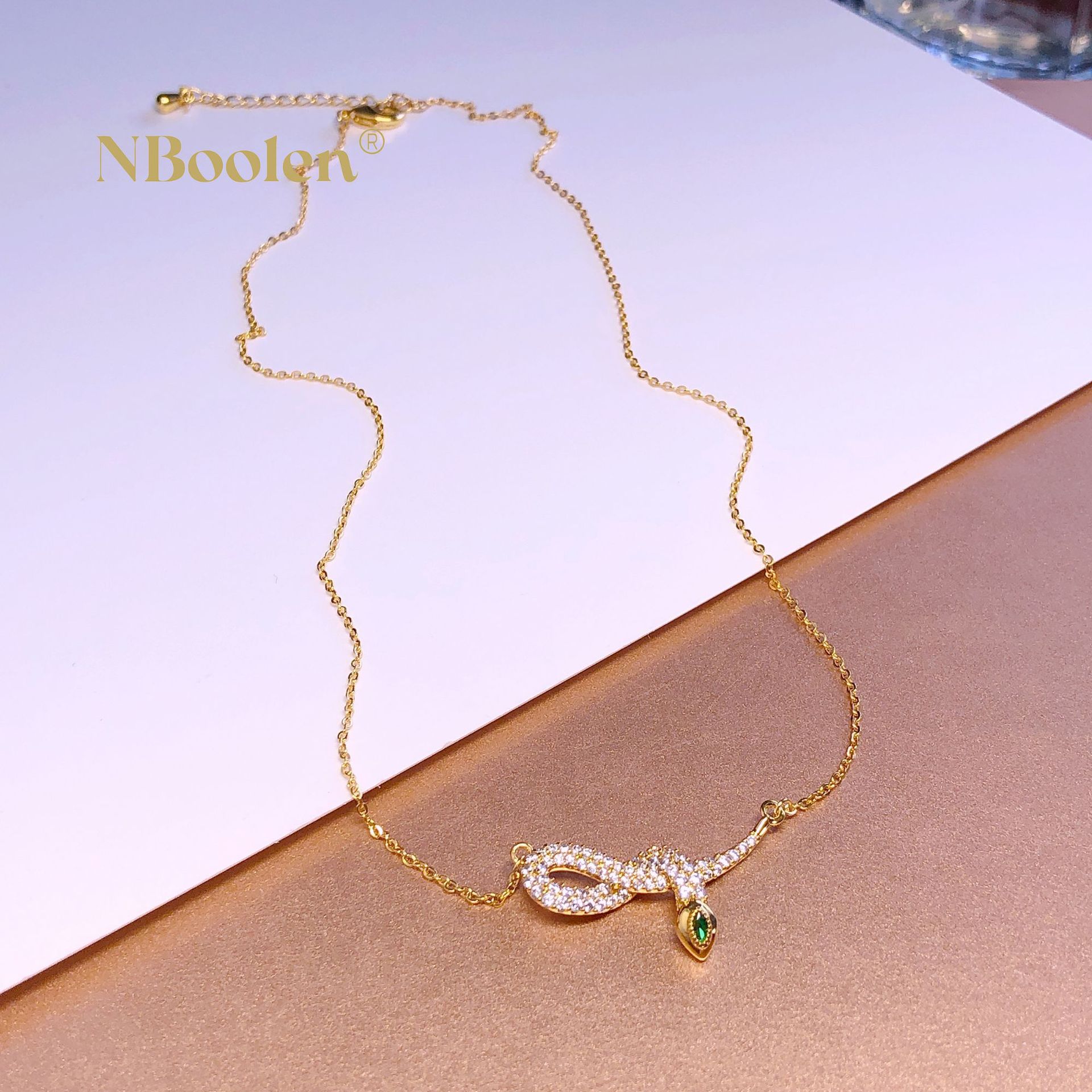 Bigote mujer nuevo collar con diamantes multimodelo zodiaco serpiente simple clavícula niche ins wind collar Application Scenario