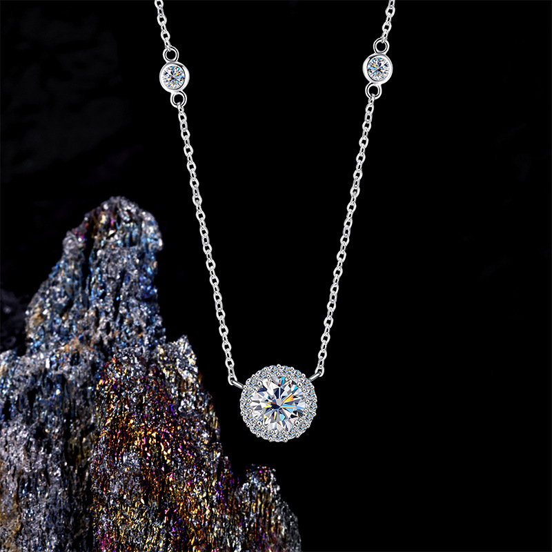 Zhuoheng Selects The Super Shiny Moissang Pure Silver Necklace, A New Pendant With A Light Luxury And Niche Design Sense For Women. A Birthday And Valentine's Day Gift For Your Girlfriend full figure