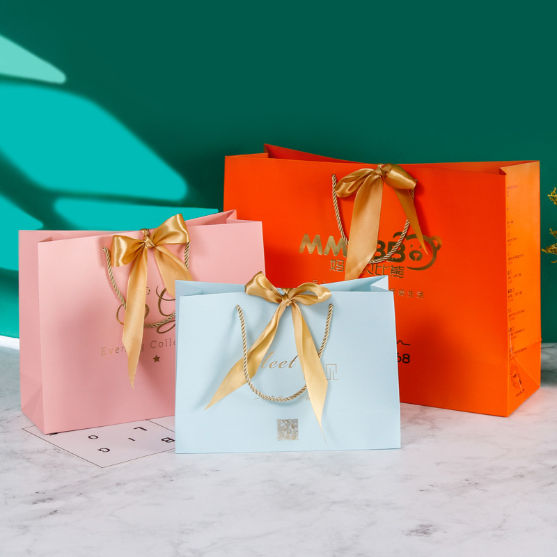 En stock bolsa de regalo de papel de tarjeta blanca arco bolsa de papel portátil tienda de ropa bolsa de compras fabricante al por mayor logotipo imprimible Application Scenario