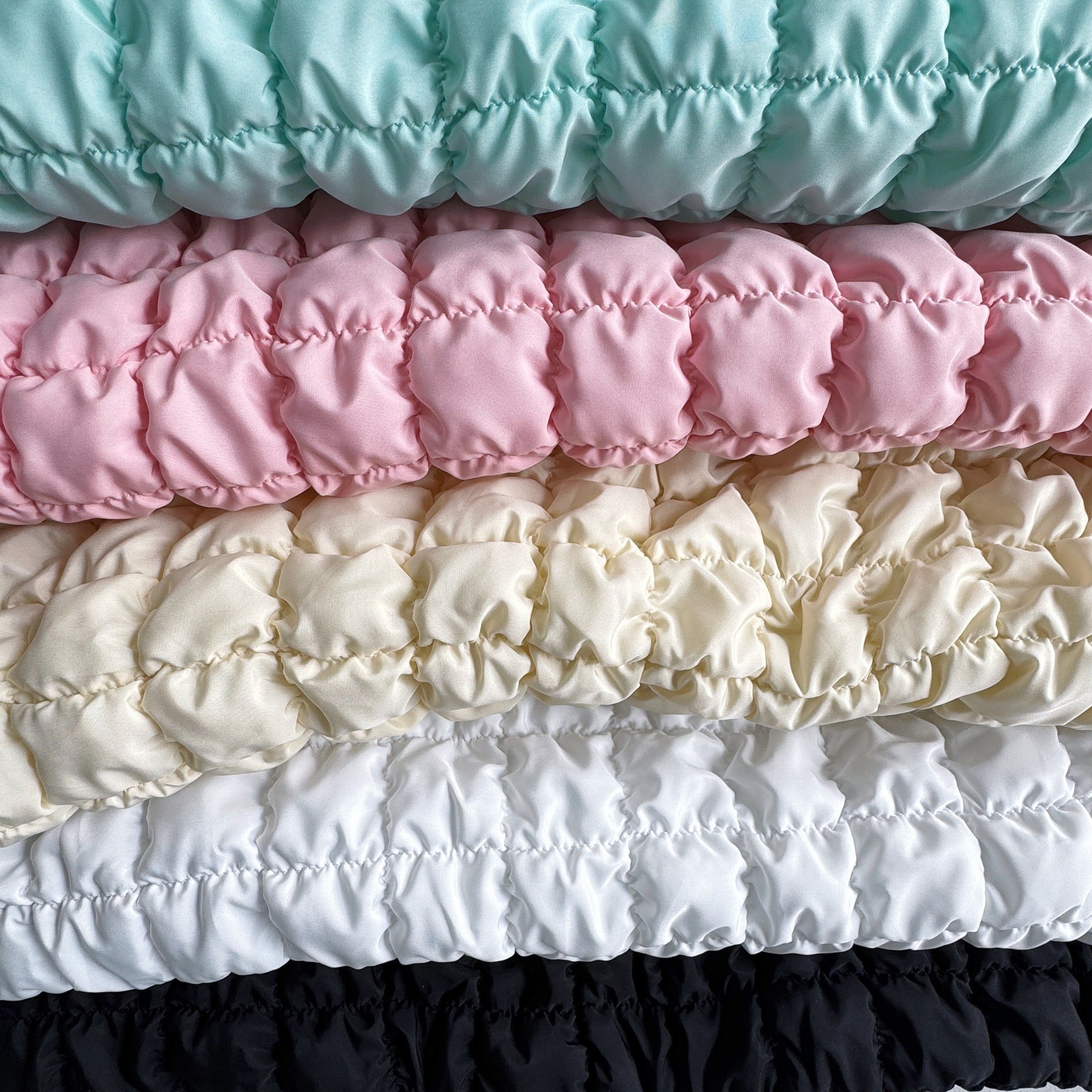 RPET春亚纺方格绗缝绣花面料云朵包夹棉宠物服装暖手宝箱包布料产品图