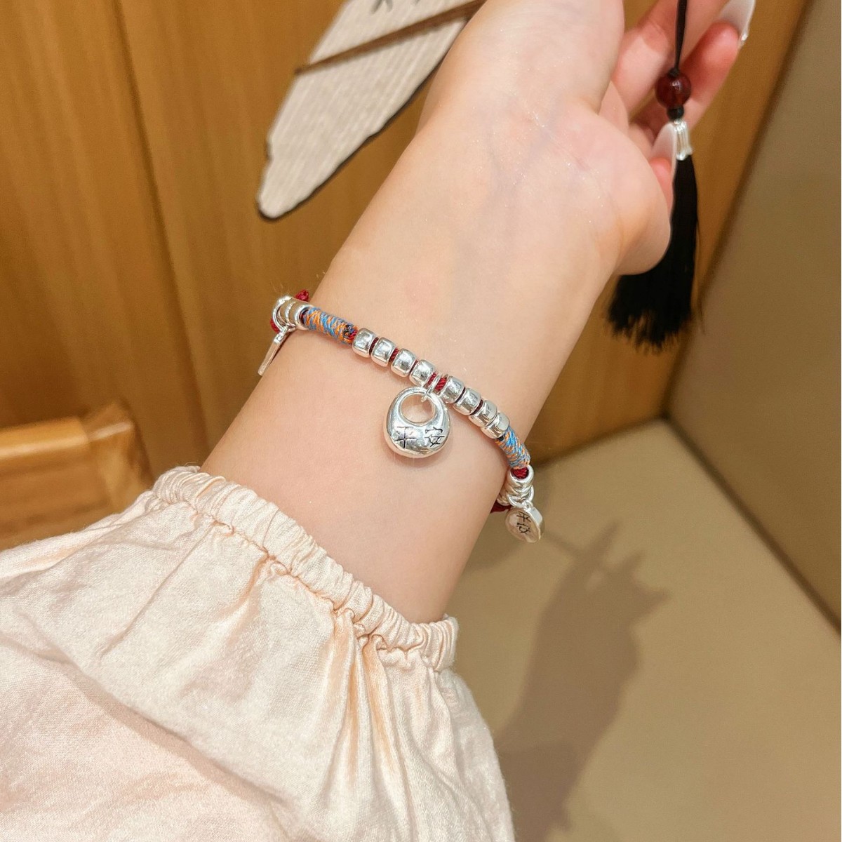 Copper-plated Miao silver coiled bracelet, solid small fat red string pure silver bracelet, bracelet, couple, men and women, may they have a peaceful and happy life Application Scenario