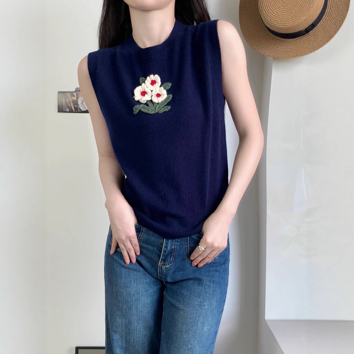 Cashmere and wool three-dimensional flower embroidered knitted sweater, vest, women's round neck, sleeveless, cut 2025 autumn new style top