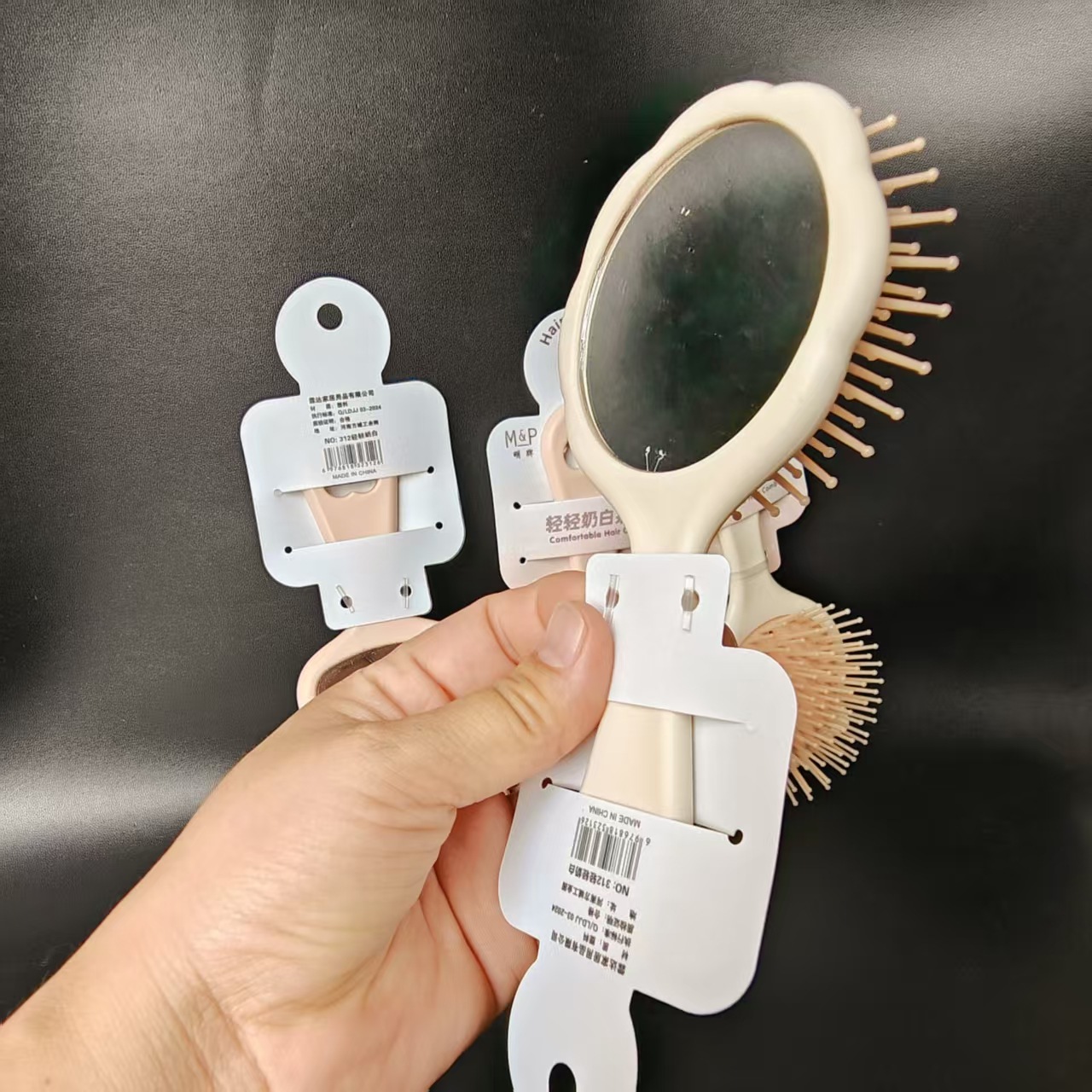 【 Zone 2-14 】312 Light Milk White Air Cushion Comb 4/ Pack 480/ box 312 Light Milk White Air Cushion Comb Student Adult Comb with Mirror Comb Convenient to carry Air Cushion Comb 2 yuan wholesale Application Scenario