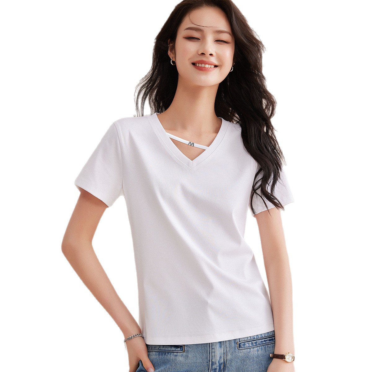 Black V-neck short-sleeved T-shirt for women, a new summer style that is slimming and form-fitting, with a cinched waist and straight shoulders. It is a cropped top Item Picture