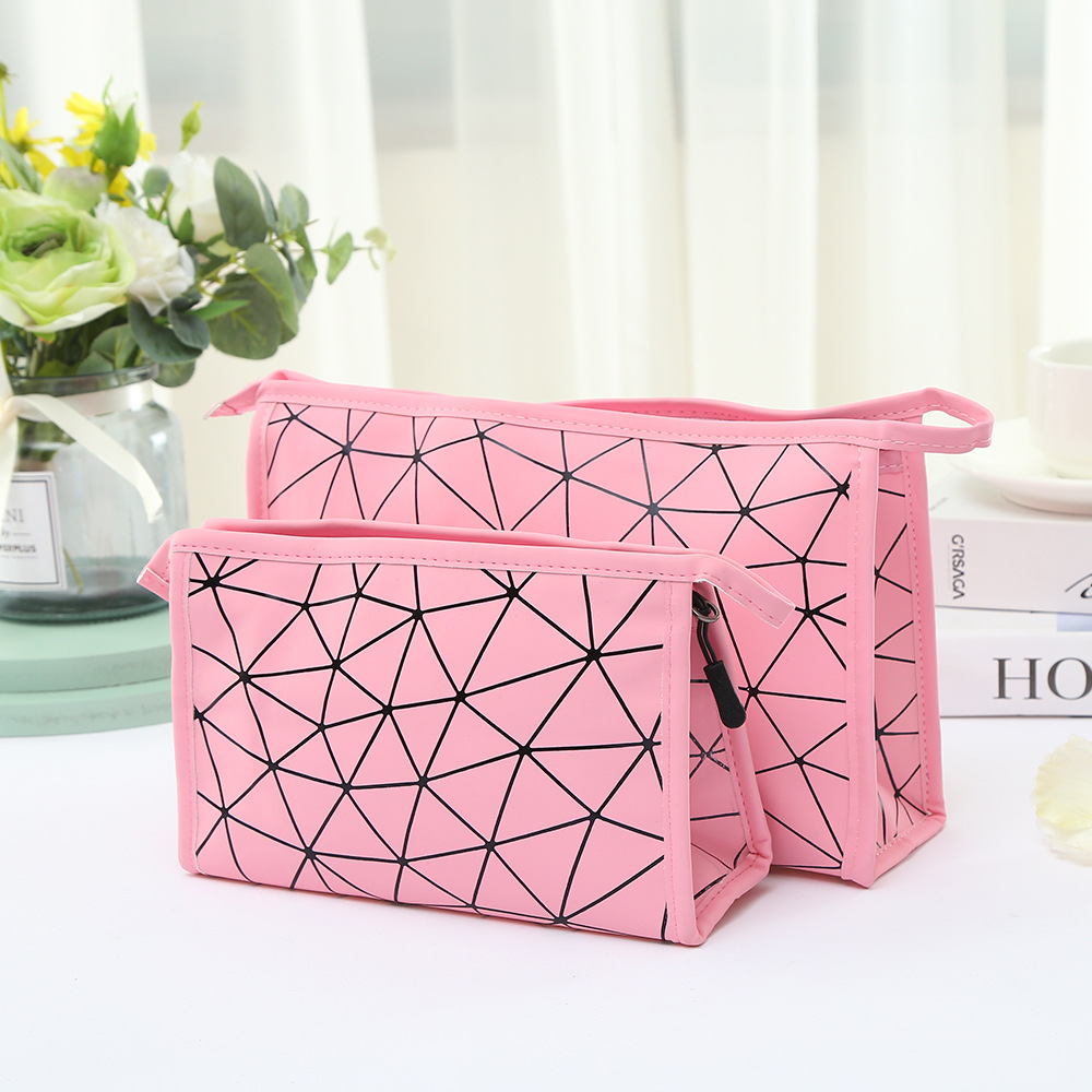 Fashionable waterproof geometric diamond-shaped PU cosmetic bag, portable travel lady, large-capacity toiletries storage clutch details Picture