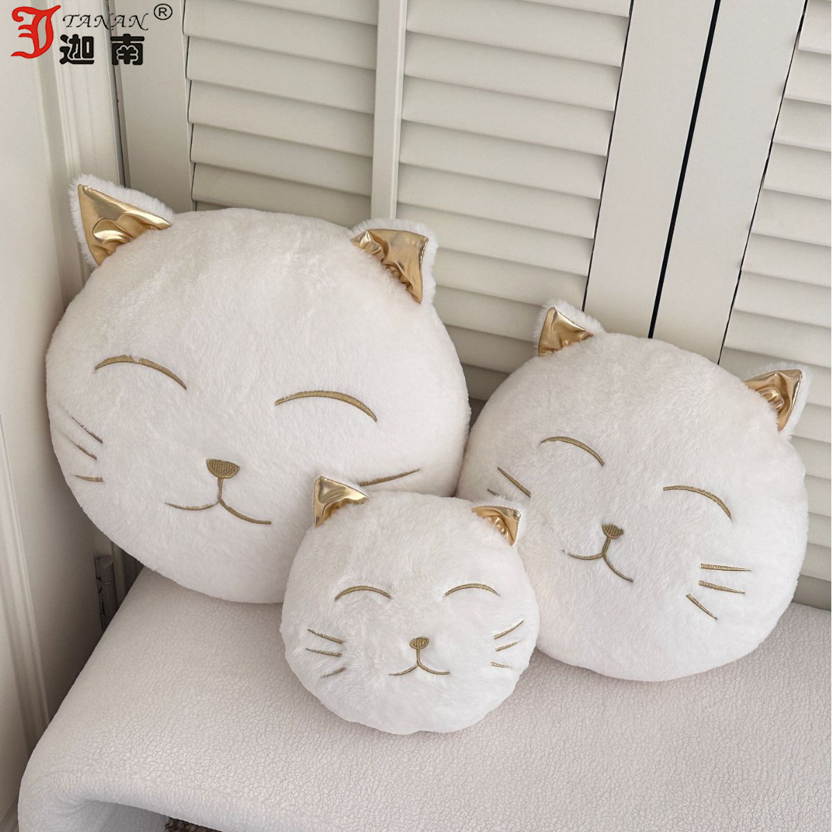 白色毛绒猫咪抱枕玩具毛绒爱心抱枕垂耳兔比卡丘大娃娃