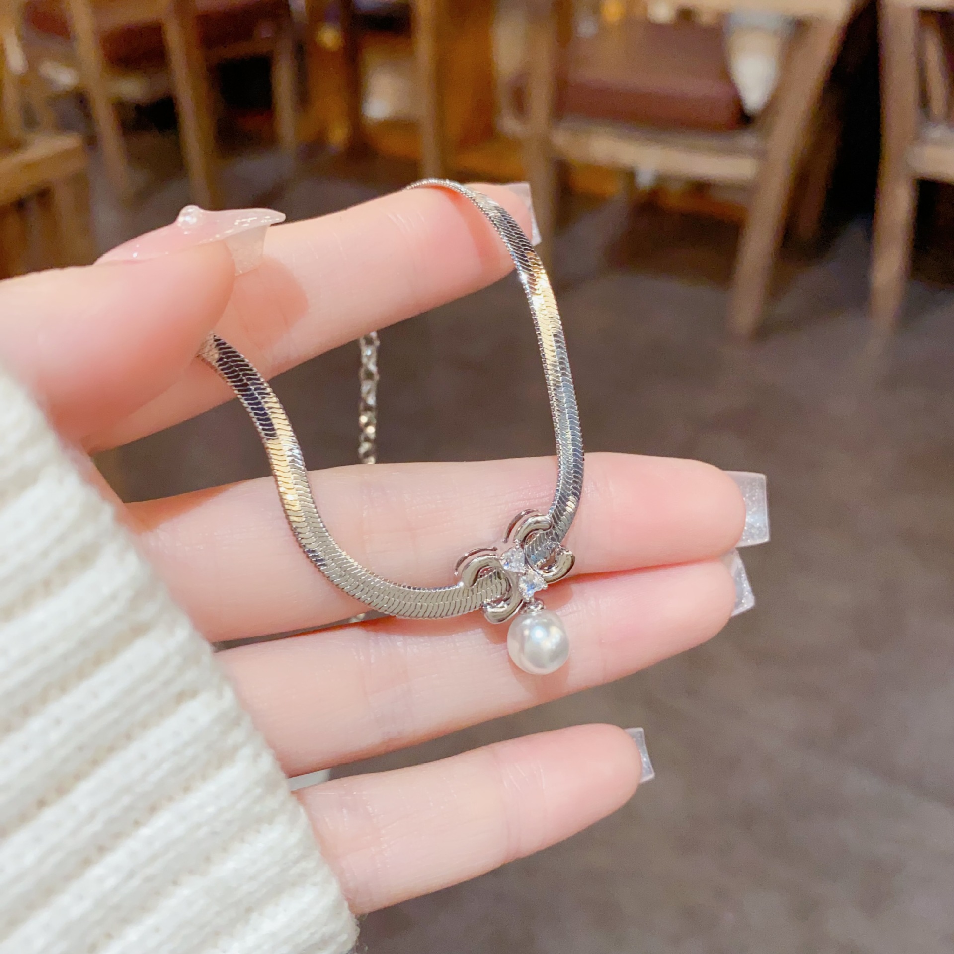 Japanese and Korean style, high-end and exquisite Arc de Triomphe pearl necklace, women's fashion, cold style, niche design sense collarbone chain details Picture