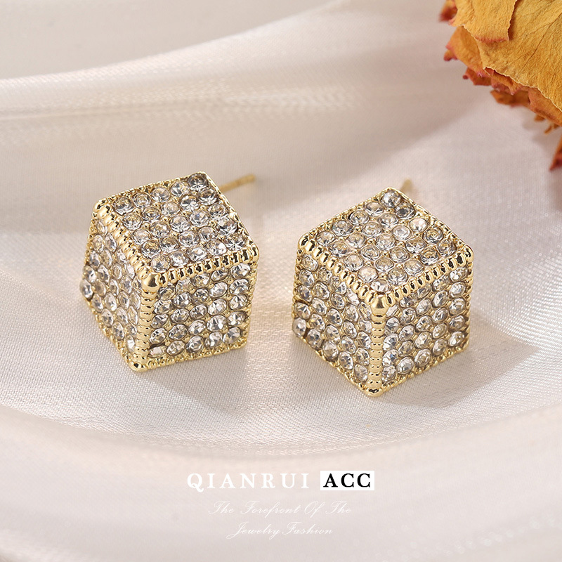 European and American ins fashion three-dimensional square full-diamond stud earrings for women, light luxury, exquisite and unique, starry sky retro earrings