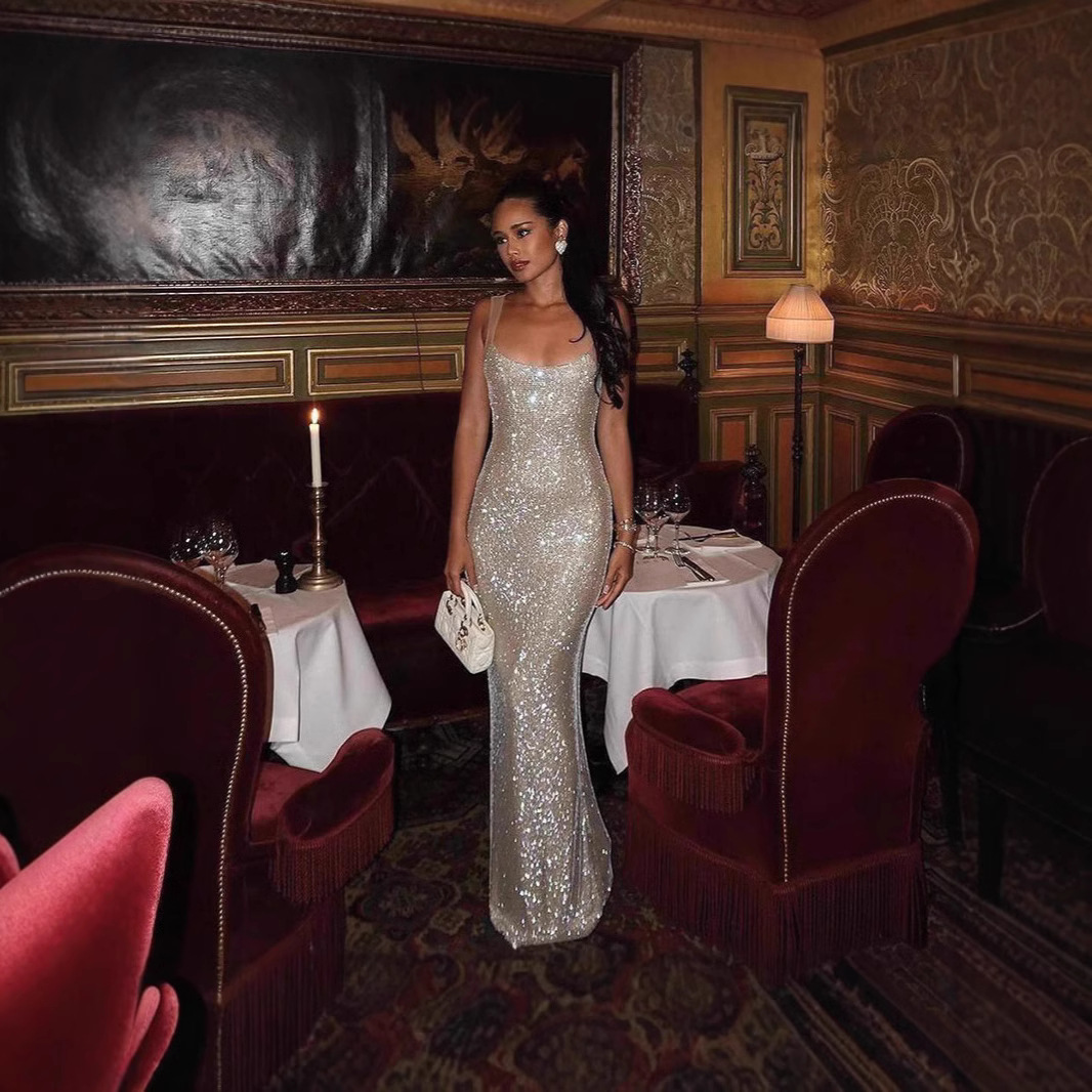 This European and American design, with a dazzling and elegant halter dress, exudes a fashionable, sexy and form-fitting style that fits the buttocks details Picture