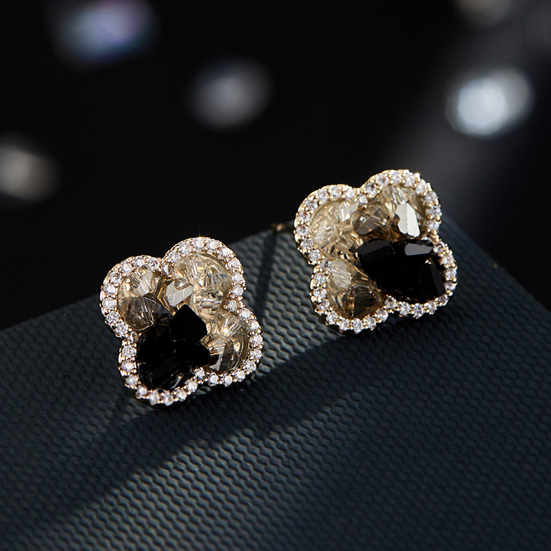 Premium sensation lucky cristal de cuatro hojas pendientes aleación de cobre café chapado de oro con zirconio S925 agujas de plata delicados orejeras Application Scenario