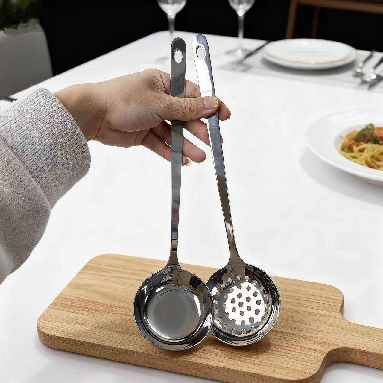 Thickened spoons, commercial restaurant spoons, household soup spoons, kitchen restaurant hot pot spoons, strainers Application Scenario
