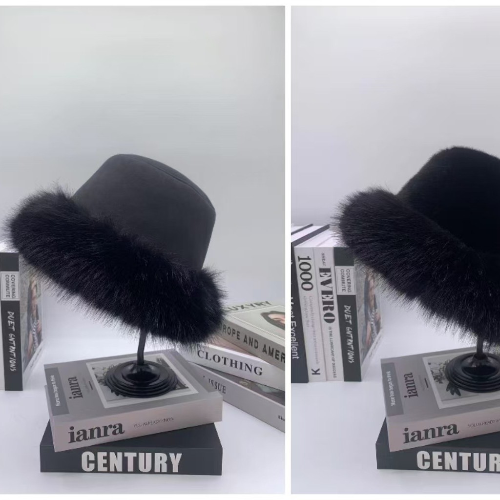 The designer's faux fur hat is thick and warm for women in winter. It's a double-sided fisherman's hat with faux rabbit fur for ear protection and protection against cold and lightning details Picture