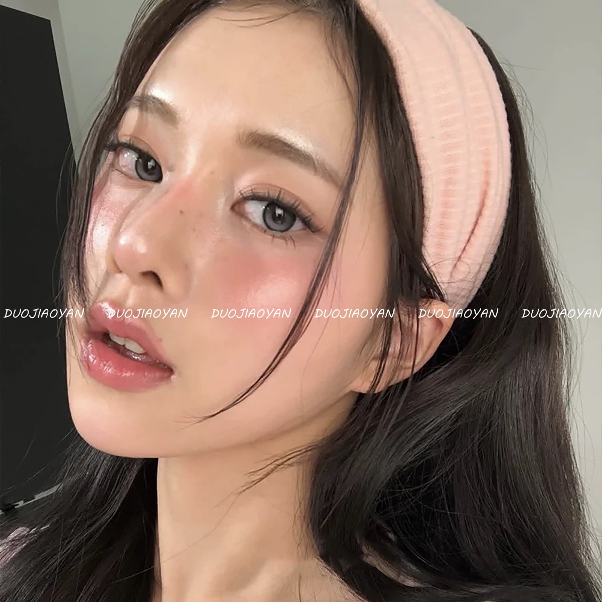 A new Korean-style solid-color, simple knitted sporty hairband with elastic edges, a popular online headwear, and a casual, versatile headscarf details Picture
