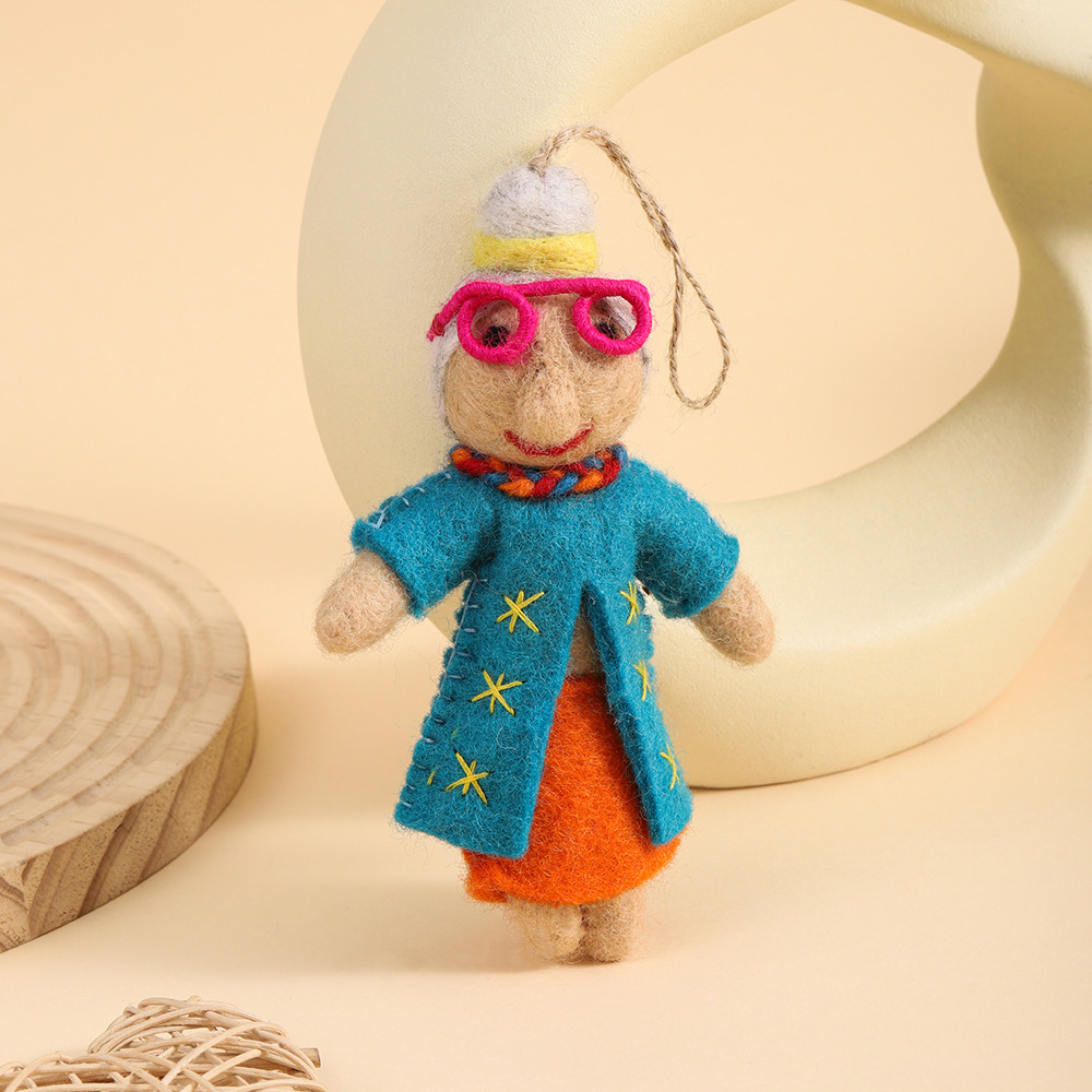Fashionable old lady Nepalese handmade wool felt pendant, high appearance level three-dimensional doll pendant, bag pendant Application Scenario