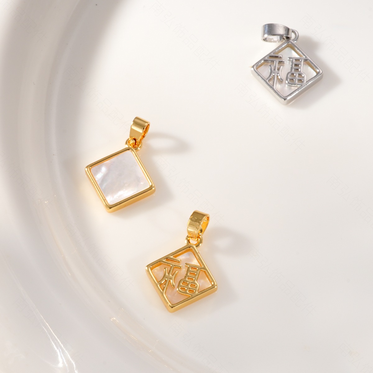 New 18k copper plated with real gold and inlaid with white shell "Fu" character pendant, color-preserving and high-end style, DIY jewelry and necklace clasp Specification image