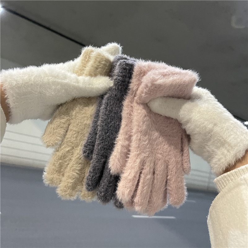 New faux rabbit fur plush ins winter gloves for women, with added fleece, are warm and cute, specifically designed to protect students from the cold Application Scenario
