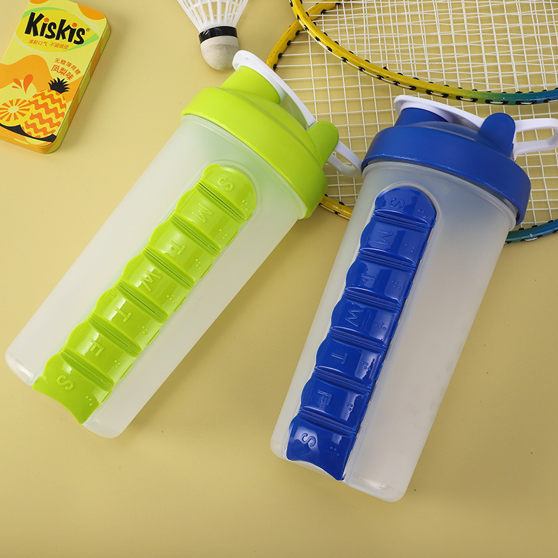 Creative medicine box water cup, detachable for seven days a week, sealed without leakage, portable water cup, two-in-one for one portion Application Scenario