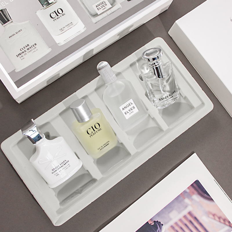 يرسل أنڠل إلڤيس عطر من اربعة قطع من العطور من العطور التي يستعملها الرجال المثاليون في الينابيع العشبية Application Scenario