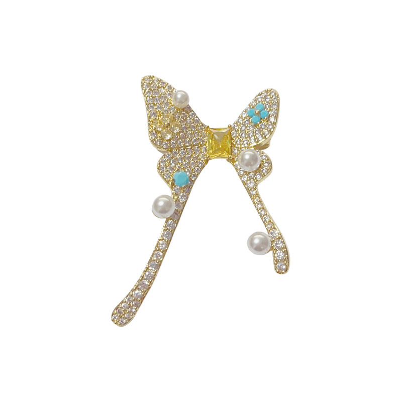 The cross-border personalized micro-inlaid zirconium butterfly brooch from Europe and America is exquisite, fashionable, light luxury, versatile, and exudes a sense of high-end sparkle. It's perfect for women Application Scenario