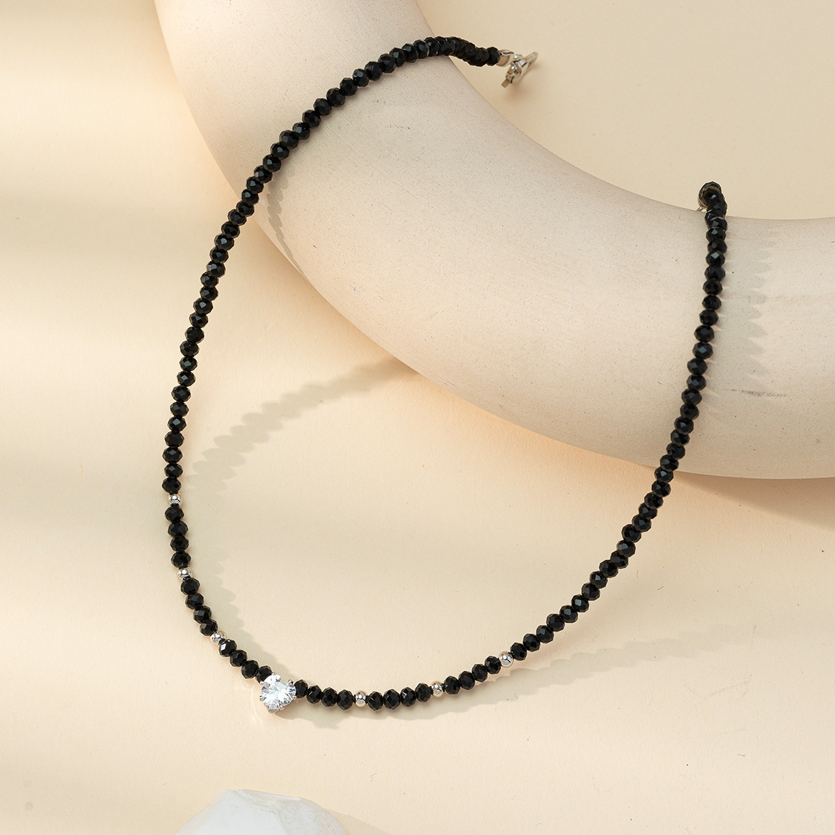 Factory direct sales, fashionable and hot-selling handcrafted beaded crystal heart-shaped diamond necklace, women's mixed and matched collarbone chain neck necklace accessory Application Scenario