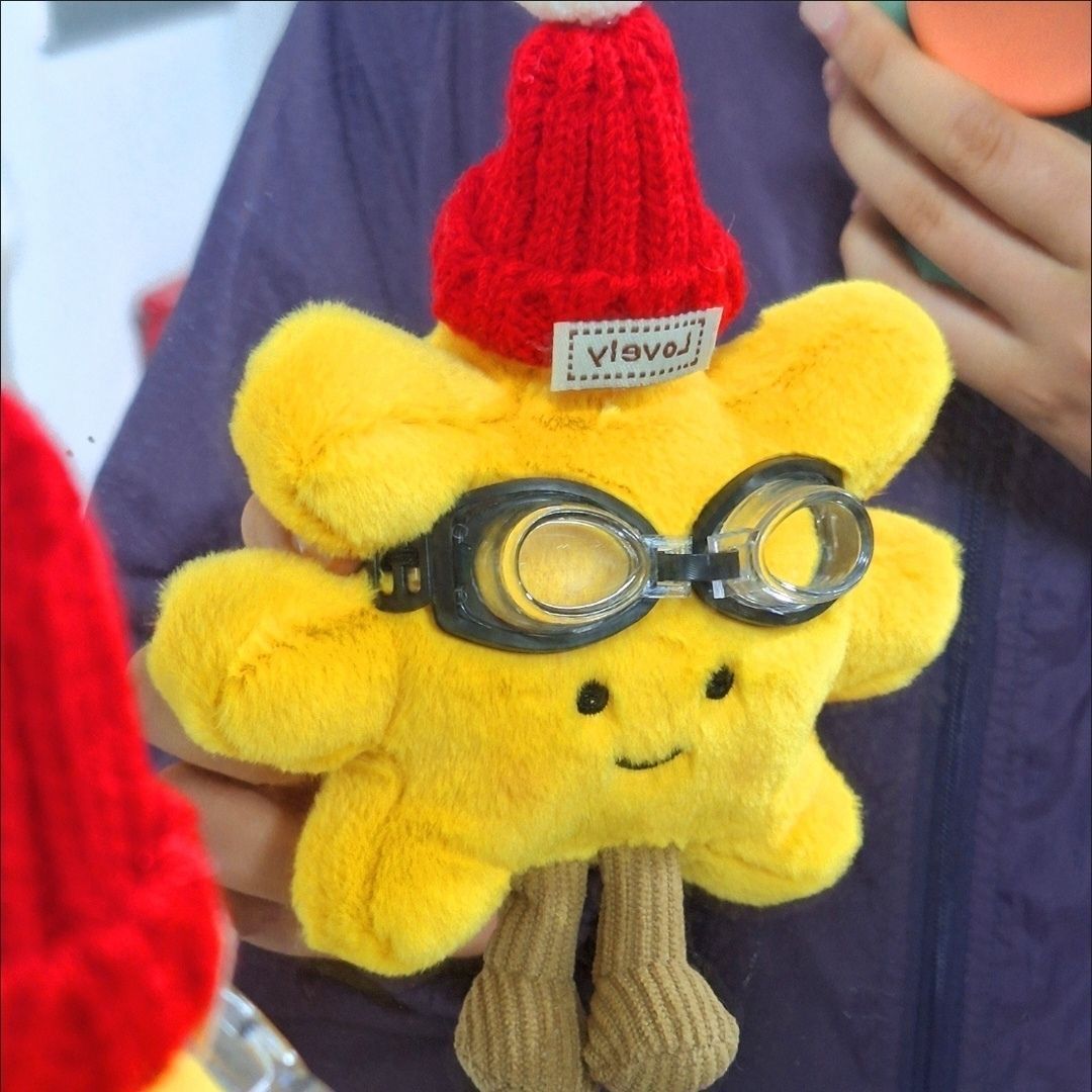 Super cute sunflower schoolbag pendants, plush dolls, toy pendants, couple car keychains, student gifts Application Scenario