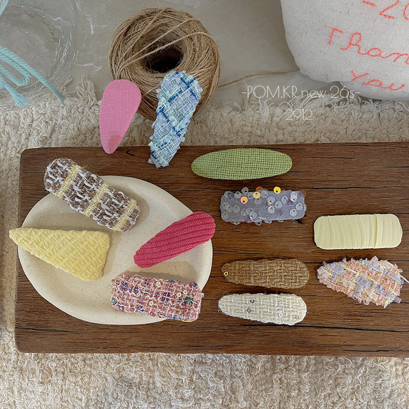 New Korean-style fabric handcrafted sequin hair clips, children's sweet side broken bangs clips, double-piece bye-bye hair accessories details Picture