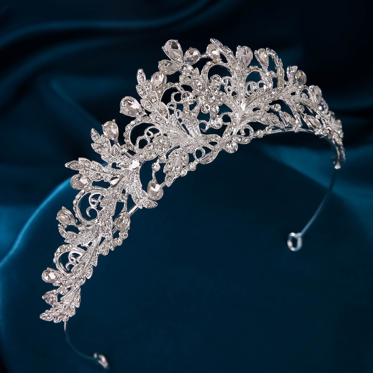 The bride's crown dress, headwear and accessories exuding a simple and elegant Korean style, set with zircon and rhinestones. Photographed in a photo studio details Picture
