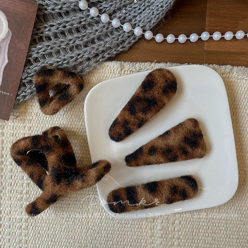 New Korean autumn leopard print hair clips, children's teardrop side hair clipping clips, girl's back head scratch-off clips, autumn and winter plush leopard print hair clips, multi-style sets, retro and fashionable daily personalized headwear for girls details Picture
