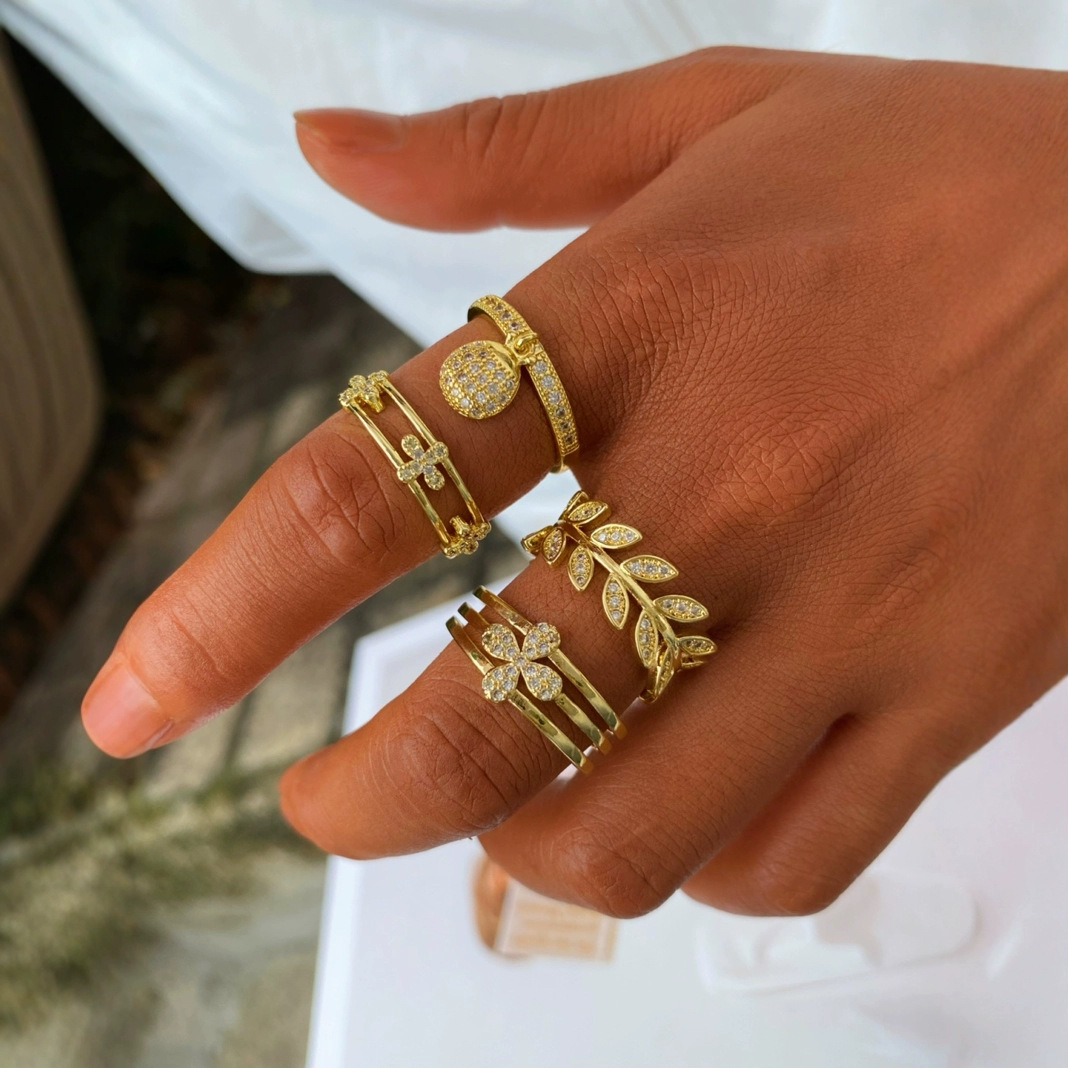 Direct sales of zircon four-leaf clover petal and leaf hollowed-out rings in European and American fashion cross-border full figure