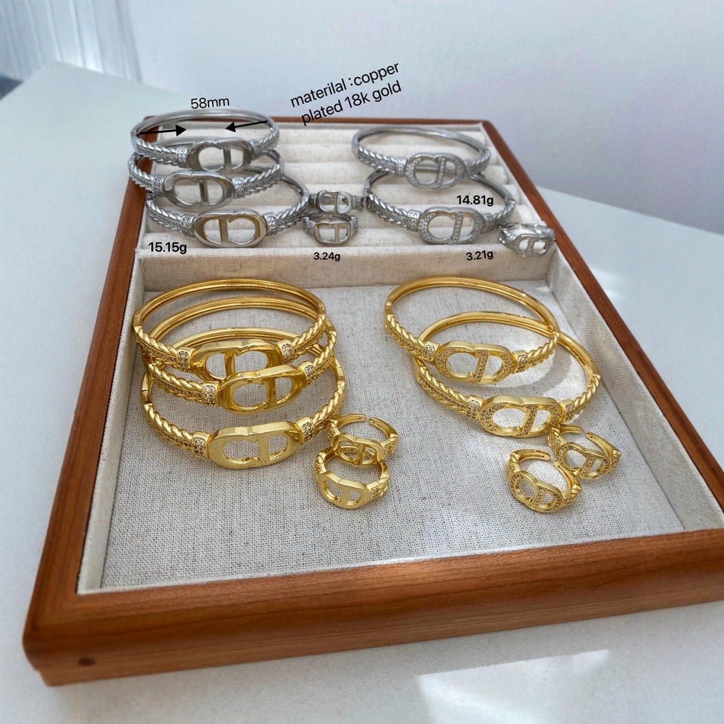 A metal retro high-end bracelet for women with an Instagram niche design, a light luxury, European and American fashion, and a cold style set details Picture