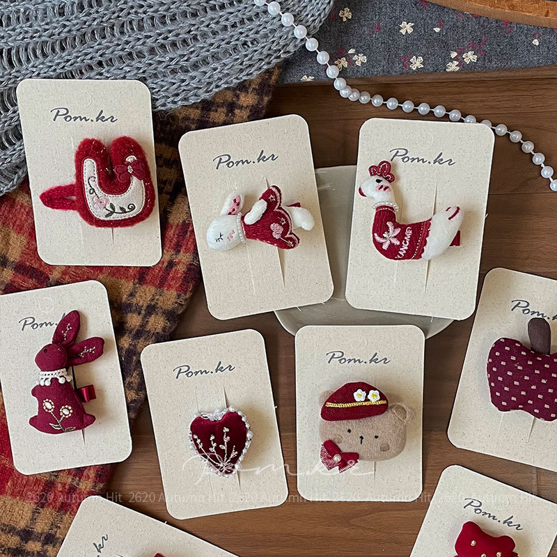 New Korean-style red fabric cartoon hairpins are sweet and handcrafted for children. They feature side breakdowns and bangs for girls. Pom.kr wine red fabric cute and fun hairpins, bear apples, and multiple styles, making them adorable for girls in autumn and winter details Picture