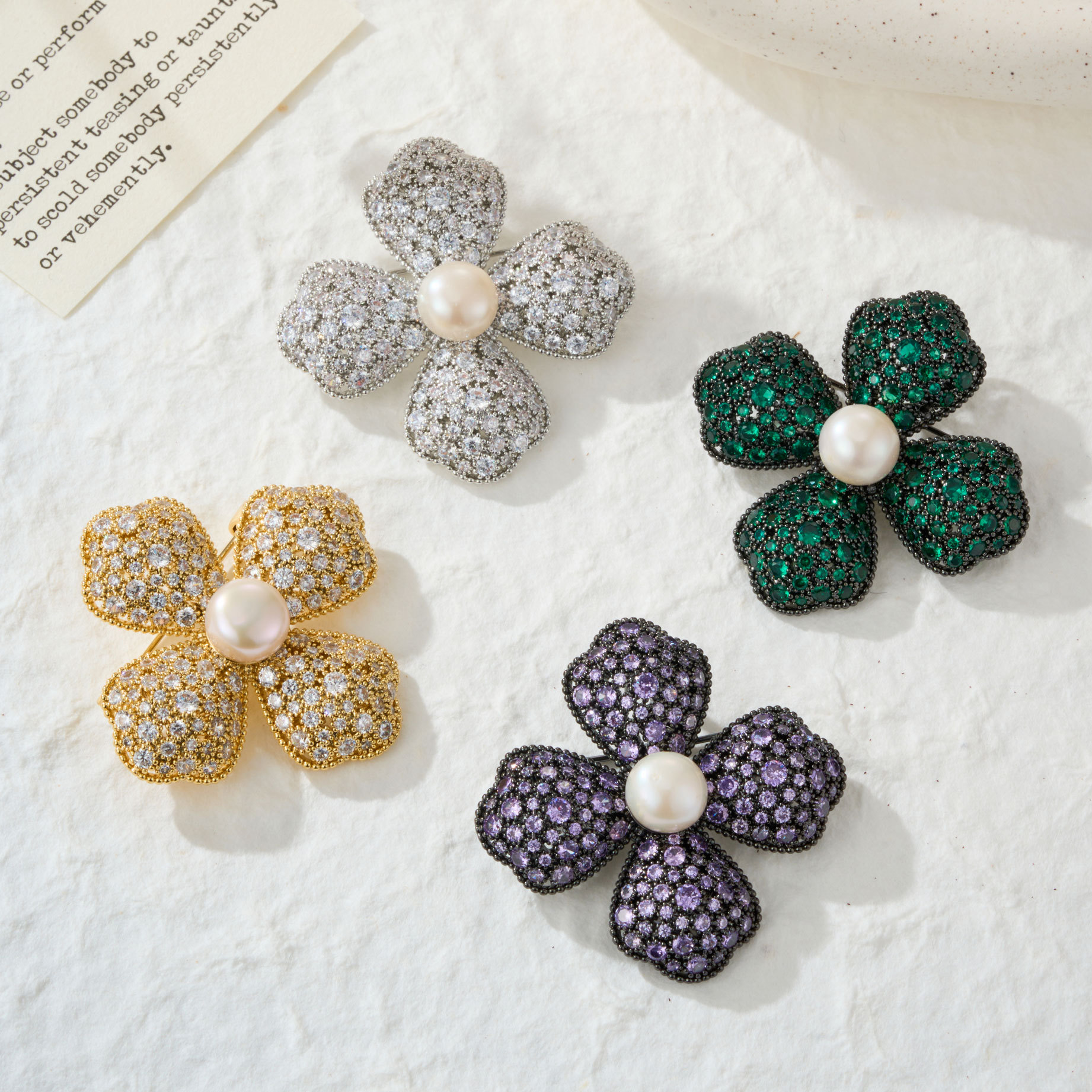Luz de lujo multicolor cuatro flores broche aleación de cobre micro incrustado con circonio perlas de agua dulce premium sense vestimenta nuevos pins para mujeres Luz de lujo multicolor cuatro flores broche aleación de cobre micro incrustado con circonio perlas de agua dulce premium sense vestimenta nuevos pins para mujeres